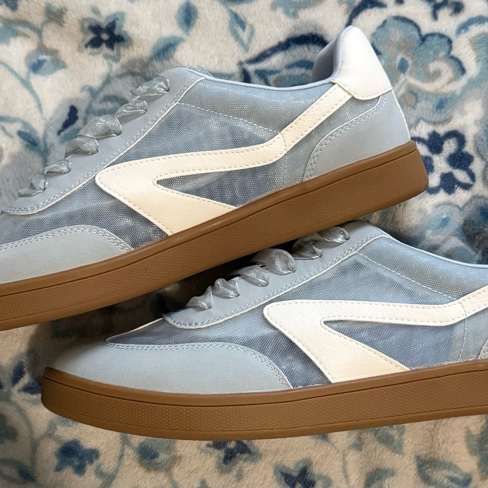 DV by Dolce Vita Peek a boo Sneakers